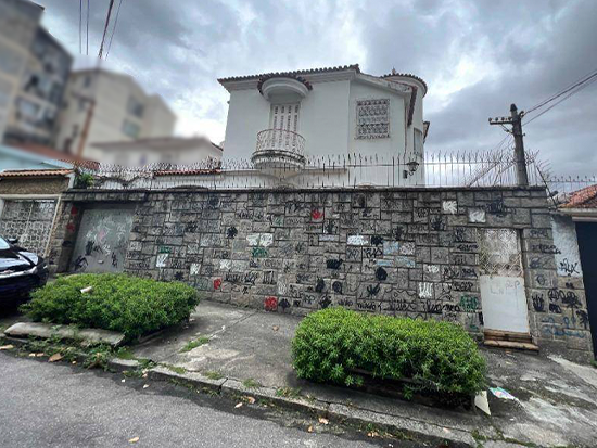 Casa - Rio de Janeiro - RJ - Comercial,Residencial - Rua Doutor Heleno Brandao, 84, Vila Isabel, Rio De Janeiro, RJ, 20551250. Casa, Padrão, Ocupado, 2 vaga(s) de garagem. Área(s): 300,41 m² de área total, 300,41 m² de área terreno, 374 m² de área construída. Matrícula(s): 65.561. Cartório: 10 CRI DO RIO DE JANEIRO. Inscrição da Prefeitura: 0.881.110-1. A ARREMATAÇÃO NÃO CONTEMPLA BENS MÓVEIS, VEÍCULOS E QUAISQUER OBJETOS QUE EVENTUALMENTE APAREÇAM NAS IMAGENS. - leilão extrajudicial - Não informado BR - lance mínimo R$ 415.800