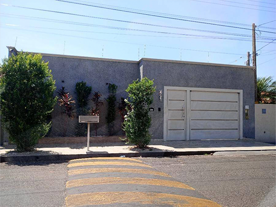 Casa - Macaubal - SP - Comercial,Residencial - Rua Jeronimo Narciso Ramos, 401, Centro, Macaubal, SP, 15270000. Casa, Padrão, Ocupado, 1 vaga(s) de garagem. Área(s): 352 m² de área terreno, 216,13 m² de área construída, 216,13 m² de área privativa. Matrícula(s): 3590. Cartório: CRI MONTE APRAZÍVEL. Inscrição da Prefeitura: 002529000. A ARREMATAÇÃO NÃO CONTEMPLA BENS MÓVEIS, VEÍCULOS E QUAISQUER OBJETOS QUE EVENTUALMENTE APAREÇAM NAS IMAGENS. - leilão extrajudicial - Não informado BR - lance mínimo R$ 303.200