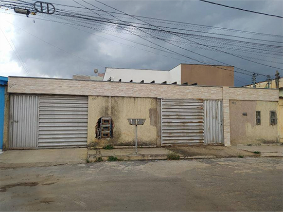 Casa - Sete Lagoas - MG - Comercial,Residencial - Rua Celso Machado, 105 A, Casa 105a, Emilia, Sete Lagoas, MG, 35701360. Casa, Padrão, Ocupado, 1 vaga(s) de garagem. Área(s): 86, 92 m² de área construída, 93,21 m² de área privativa, 151,35 m² de área comum. Matrícula(s): 40.062. Cartório: 1º CRI DE SETE LAGOAS. Inscrição da Prefeitura: 0121010110321002/CONDOMINIO REGISTRAL. A ARREMATAÇÃO NÃO CONTEMPLA BENS MÓVEIS, VEÍCULOS E QUAISQUER OBJETOS QUE EVENTUALMENTE APAREÇAM NAS IMAGENS. - leilão extrajudicial - Não informado BR - lance mínimo R$ 173.600