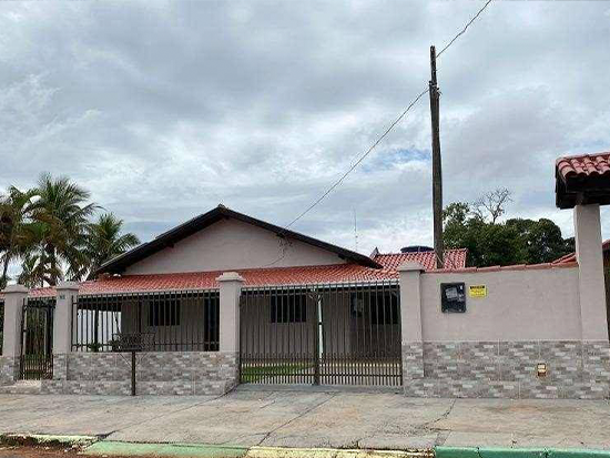Casa - Santo Afonso - MT - Comercial,Residencial - Rua Marechal Deodoro, 0, Lote 10 - Quadra 50, Vila Alta, Santo Afonso, MT, 78425000. Casa, Padrão, Ocupado, 1 vaga(s) de garagem. Área(s): 438,15 m² de área total, 438,15 m² de área terreno, 241 m² de área construída. Matrícula(s): 11.246. Cartório: 1 CRI ARENAPOLIS. Inscrição da Prefeitura: 1.02.0050.0010.001. A ARREMATAÇÃO NÃO CONTEMPLA BENS MÓVEIS, VEÍCULOS E QUAISQUER OBJETOS QUE EVENTUALMENTE APAREÇAM NAS IMAGENS. - leilão extrajudicial - Não informado BR - lance mínimo R$ 300.000