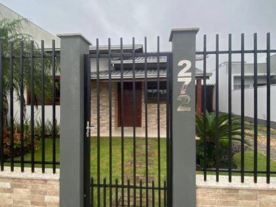 Casa - Tijucas - SC - Comercial,Residencial - Caio Jonas Portella, 272, Centro, Tijucas, SC, 88200000. Casa, Padrão, Ocupado. Área(s): 372 de área terreno, 69,76 de área construída. Matrícula(s): 26.934. Cartório: CRI DE TIJUCAS. Inscrição da Prefeitura: 01.07.095.00573.001.001. A ARREMATAÇÃO NÃO CONTEMPLA BENS MÓVEIS, VEÍCULOS E QUAISQUER OBJETOS QUE EVENTUALMENTE APAREÇAM NAS IMAGENS. - leilão extrajudicial - Não informado BR - lance mínimo R$ 528.230