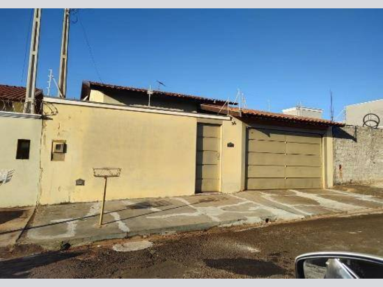 Casa - Jardinópolis - SP - Comercial,Residencial - Rua Vereador Fauze Correa, 96, Loteameamento Cezar Capato, Jardinópolis, SP, 14680000. Casa, Padrão, Ocupado, 2 vaga(s) de garagem. Área(s): 200 m² de área terreno, 118,6 m² de área construída, 118,6 m² de área privativa. Matrícula(s): 010.651. Cartório: CRI JARDINOPOLIS. Inscrição da Prefeitura: Imóvel 12736 / 00110.00004.00008.001. A ARREMATAÇÃO NÃO CONTEMPLA BENS MÓVEIS, VEÍCULOS E QUAISQUER OBJETOS QUE EVENTUALMENTE APAREÇAM NAS IMAGENS. - leilão extrajudicial - Não informado BR - lance mínimo R$ 172.260