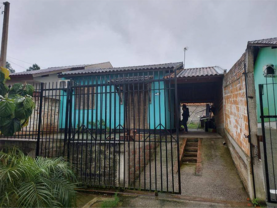 Casa - São Leopoldo - RS - Comercial,Residencial - Centenário De Lions, 401, Arroio Da Manteiga, São Leopoldo, RS, 93145142. Casa, Padrão, Ocupado, 1 vaga(s) de garagem. Área(s): 200 m² de área terreno, 40 m² de área construída. Matrícula(s): 74.654. Cartório: CRI DE SÃO LEOPOLDO. Inscrição da Prefeitura: 83014. A ARREMATAÇÃO NÃO CONTEMPLA BENS MÓVEIS, VEÍCULOS E QUAISQUER OBJETOS QUE EVENTUALMENTE APAREÇAM NAS IMAGENS. - Não informado BR - lance mínimo R$ 146.450
