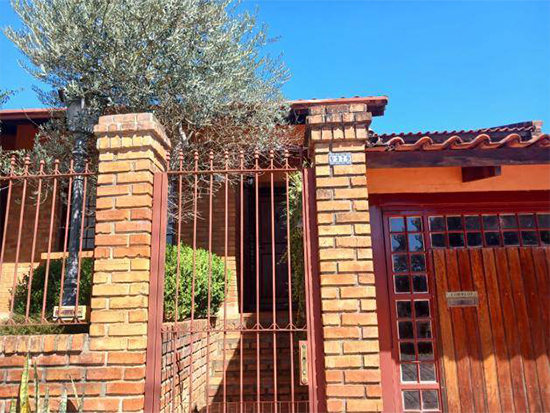 Casa - Passo Fundo - RS - Comercial,Residencial - Rua Alfredo Chaves, 379, Lucas Araújo, Passo Fundo, RS, 99074270. Casa, Padrão, Ocupado, 1 vaga(s) de garagem. Área(s): 396 m² de área terreno, 206,65 m² de área construída. Matrícula(s): 40.578. Cartório: CRI DE PASSO FUNDO. Inscrição da Prefeitura: 008.0030. 006.000. A ARREMATAÇÃO NÃO CONTEMPLA BENS MÓVEIS, VEÍCULOS E QUAISQUER OBJETOS QUE EVENTUALMENTE APAREÇAM NAS IMAGENS. - leilão extrajudicial - Não informado BR - lance mínimo R$ 725.800