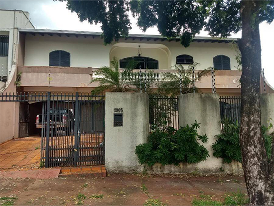 Casa - Londrina - PR - Comercial,Residencial - Rua Deputado Nilson Ribas, 1305, Jardim Champagnat, Londrina, PR, 86062090. Casa, Padrão, Ocupado, 1 vaga(s) de garagem. Área(s): 450 m² de área terreno, 271,15 m² de área construída. Matrícula(s): 7.182. Cartório: 1º CRI DE LONDRINA. Inscrição da Prefeitura: 03040161304700001. A ARREMATAÇÃO NÃO CONTEMPLA BENS MÓVEIS, VEÍCULOS E QUAISQUER OBJETOS QUE EVENTUALMENTE APAREÇAM NAS IMAGENS. - leilão extrajudicial - Não informado BR - lance mínimo R$ 792.000