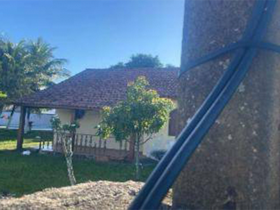 Casa - Iguaba Grande - RJ - Comercial,Residencial - Estrada Da Capivara, 2125, Loteamento Condado D'Iguaba, Coqueiros, Iguaba Grande, RJ, 2896000. Casa, Padrão, Ocupado. Área(s): 1733 m² de área terreno, 241,93 m² de área construída. Matrícula(s): 1.833. Cartório: CRI IGUABA GRANDE. Inscrição da Prefeitura: 042405-001. A ARREMATAÇÃO NÃO CONTEMPLA BENS MÓVEIS, VEÍCULOS E QUAISQUER OBJETOS QUE EVENTUALMENTE APAREÇAM NAS IMAGENS. - leilão extrajudicial - Não informado BR - lance mínimo R$ 597.600