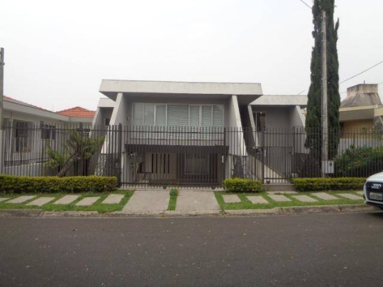 Casa - Ponta Grossa - PR - Comercial,Residencial - Rua Desembargador Joaquim Ferreira Guimarães, 52, Vila Esmeralda, Jardim Carvalho, Ponta Grossa, PR, 84015560. Casa, Padrão, Ocupado, 3 vaga(s) de garagem. Área(s): 547,93 m² de área terreno, 315,75 m² de área construída. Matrícula(s): 28.190. Cartório: 3º CRI DE PONTA GROSSA. Inscrição da Prefeitura: 08.6.12.25.0149.001 CAD 27157. A ARREMATAÇÃO NÃO CONTEMPLA BENS MÓVEIS, VEÍCULOS E QUAISQUER OBJETOS QUE EVENTUALMENTE APAREÇAM NAS IMAGENS. - leilão extrajudicial - Não informado BR - lance mínimo R$ 988.000