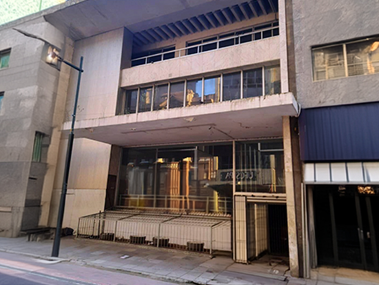 Prédio - Porto Alegre - RS - Comercial,Residencial - Rua Sete De Setembro, 1136, Centro Historico, Porto Alegre, RS, 90010191. Ex-agência, Padrão, Desocupado. Área(s): 673,74 m² de área terreno, 2700 m² de área útil. Matrícula(s): None,113.029. Cartório: CRI DO RIO GRANDE. Inscrição da Prefeitura: 3009289. A ARREMATAÇÃO NÃO CONTEMPLA BENS MÓVEIS, VEÍCULOS E QUAISQUER OBJETOS QUE EVENTUALMENTE APAREÇAM NAS IMAGENS. - leilão extrajudicial - Não informado BR - lance mínimo R$ 4.899.999