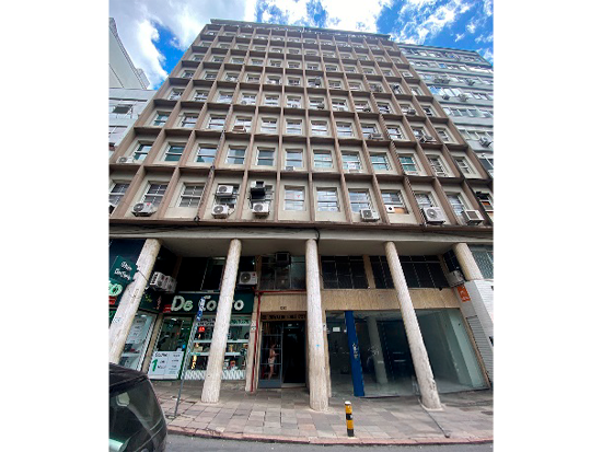 Apartamento - Porto Alegre - RS - Comercial,Residencial - Porto Alegre/RS – Centro. Os apartamentos nºs 32 e 33 (consta no local nº 33) do Edifício Osvaldo Cruz, localizado à Rua dos Andradas, nº 1.727. As unidades estão integradas fisicamente (unificação não averbada nas matrículas) e possuem ambos a área de 46,05m² cada, conforme descrito na Matrícula nº 131.123 e 131.124 do Registro de Imóveis da 1ª zona de Porto Alegre. - Não informado BR - lance mínimo R$ 86.000