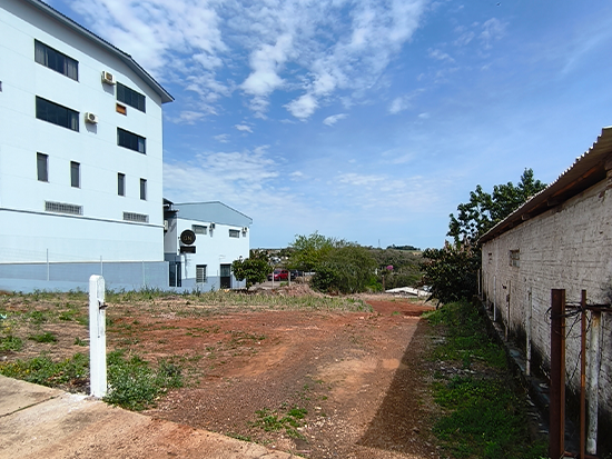 Terreno Constantina RS - Terreno Rural,Comercial,Industrial,Residencial,Terreno,Rural,Terreno Urbano - Constantina/RS. Loteamento de Alberto Sartori. Rua Franklin Siliprandi, sn (Parte do lote 8). Terreno com área superficial de 1.110m². Matrícula 15.741 do RI local. Obs.: Numeração predial pendente de averbação no RI. Regularizações e encargos perante os órgãos competentes, inclusive quanto a eventual divergência da numeração predial que vier a ser apurada no local com a lançada em cadastro imobiliário e averbada no RI, correrão por conta do(a) comprador(a). A responsabilidade de eventual levantamento topográfico e memorial descritivo do terreno, serão por conta do(a) comprador(a). Desocupado. Eventual desocupação por conta do comprador. - leilão extrajudicial - Não informado BR - lance mínimo R$ 695.000