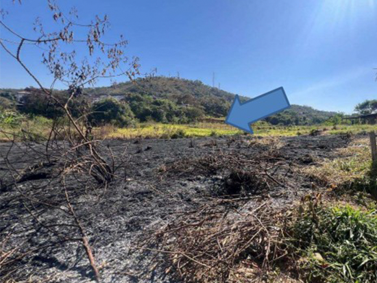 Terreno - Divinópolis - MG - Terreno Rural,Comercial,Industrial,Residencial,Terreno,Rural,Terreno Urbano - Divinópolis/MG. Bairro Maria Helena. Rua São Judas Tadeu, sn (Lote 85 da Quadra 18). Terreno com área superficial de 300,00m². Matrícula 10.739 do 3º RI local. Obs.: Regularizações e encargos perante os órgãos competentes, correrão por conta do(a) comprador(a). A responsabilidade de eventual levantamento topográfico e memorial descritivo do terreno, serão por conta do(a) comprador(a). Desocupado. Eventual desocupação por conta do(a) comprador(a). - leilão extrajudicial - Não informado BR - lance mínimo R$ 25.300