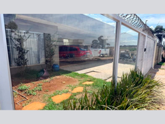 - Casa - Jataí - GO - Residencial - Jataí/GO. Bairro Res. das Brisas. Rua 16, 27 (cadastro municipal). Lt. 26. Qd. 28. Casa. Áreas totais: const. 200,00m² e ter. 300,00m². Mat. 38.420 do RI local. - Não informado BR - lance mínimo R$ 841.253