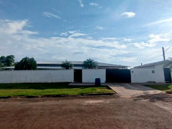 Casa - Espigão D'oeste - RO - Residencial - Espigão do Oeste/RO. Bairro Morado do Sol (in loco). Rua Marechal Deodoro, 2.065 (in loco) (Lote 06 da Quadra 44). Casa. Áreas: construída 256,00m² (in loco) e terreno 766,20m². Matrícula 2.750 do RI local. - Não informado BR - lance mínimo R$ 454.000