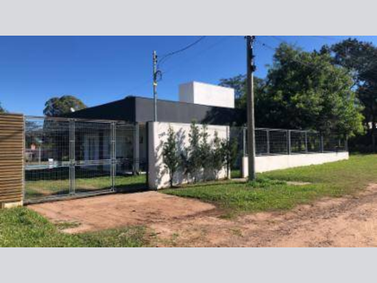 Casa - Uruguaiana - RS - Residencial,Comercial - Rua Guerino Sasso, 2108, Vila Barragem Sanchuri, Sao Marcos, Uruguaiana, RS, 97535000. Casa, Padrão, Desocupado, 1 vaga(s) de garagem. Área(s): 1180 m² de área terreno, 215,33 m² de área construída. Matrícula(s): 31349. Cartório: 1º CRI DE URUGUAIANA. Inscrição da Prefeitura: 19674-0.  A ARREMATAÇÃO NÃO CONTEMPLA BENS MÓVEIS, VEÍCULOS E QUAISQUER OBJETOS QUE EVENTUALMENTE APAREÇAM NAS IMAGENS. - leilão extrajudicial - Não informado BR - lance mínimo R$ 1.001.000