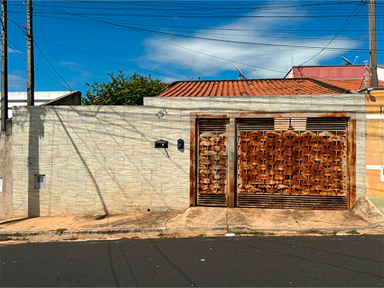 Leilão de Casa - Araraquara - SP - Residencial - Araraquara/SP. Loteamento Jardim Adalberto Frederico de Oliveira Roxo I. Avenida Sylvio Silva, 131 (Lote 26 da Quadra 15). Casa. Áreas: construída 53,71m² e terreno 180,00m². Matrícula 72.652 (CNM 111096.2.0072652-66) do 1° RI local. Imóvel em Não informado/BR - Lance Inicial R$ 384.532