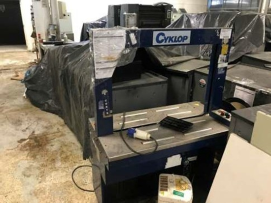 Leilão de MÁQUINA ARQUEADORA (CINTADEIRA), MARCA CYKLOP, MODELO DBA 200, SÉRIE 00307522, 10MM, 220V, COR AZUL-ESCURA, PARA EMPACOTAMENTO COM FITA PLÁSTICA - Informática,Conjunto de Bens Diversos Item em R. Cel. Aparício Borges/PORTO ALEGRE RS - Lance Inicial R$ 4.688