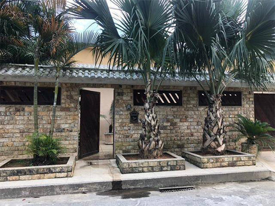 Casa - Magé - RJ - Comercial,Residencial - Rua Projetada B, 5, Fazenda Sobradinho (Vila Inhomirim), Magé, RJ, 25932505. Casa, Padrão, Ocupado, 3 vaga(s) de garagem. Área(s):  435 m² de área total, 435 m² de área terreno, 160 m² de área construída. Matrícula(s): 42.430. Cartório: 2 CRI DE MAGE. Inscrição da Prefeitura: 63544-8.  A ARREMATAÇÃO NÃO CONTEMPLA BENS MÓVEIS, VEÍCULOS E QUAISQUER OBJETOS QUE EVENTUALMENTE APAREÇAM NAS IMAGENS. - Não informado BR - lance mínimo R$ 217.000