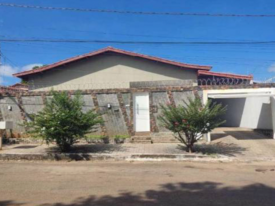 Casa - Edéia - GO - Residencial,Comercial - Av Getulio Vargas, 0, Setor Alegrete, Edéia, GO, 75940000. Casa, Padrão, Ocupado, 1 vaga(s) de garagem. Área(s): 700 m² de área terreno, 380 m² de área construída. Matrícula(s): 7682. Cartório: 1º CRI EDEIA. Inscrição da Prefeitura: 1.006.0020.009A.01864. A ARREMATAÇÃO NÃO CONTEMPLA BENS MÓVEIS, VEÍCULOS E QUAISQUER OBJETOS QUE EVENTUALMENTE APAREÇAM NAS IMAGENS. - leilão extrajudicial - Não informado BR - lance mínimo R$ 1.030.500