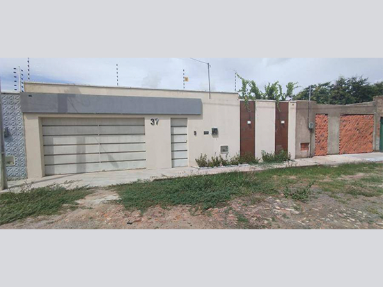 Casa - Juazeiro do Norte - CE - Residencial,Comercial - Rua Pedro Jose Geraldo, 37, Gleba 1-A17 E 1-A18, Professora Maria Geli De Sa Barreto, Juazeiro Do Norte, CE, 63038560. Casa, Padrão, Ocupado, 1 vaga(s) de garagem. Área(s): 314,08 m² de área terreno, 120,2 m² de área construída, 120,2 m² de área privativa. Matrícula(s): 24.870. Cartório: 5º JUAZEIRO DO NORTE. Inscrição da Prefeitura: 1046469/ L.C: 01.33.118.0068.00000.  A ARREMATAÇÃO NÃO CONTEMPLA BENS MÓVEIS, VEÍCULOS E QUAISQUER OBJETOS QUE EVENTUALMENTE APAREÇAM NAS IMAGENS. - leilão extrajudicial - Não informado BR - lance mínimo R$ 331.800
