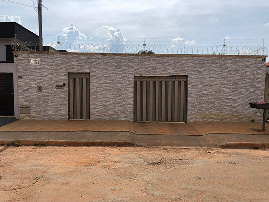 Casa - Trindade - GO - Residencial,Comercial - Joaquim Monteiro, S/N, Casa, Setor Cristina, Trindade, GO, 75383612. Casa, Padrão, Ocupado, 1 vaga(s) de garagem. Área(s): 360 m² de área terreno, 172,18 m² de área construída, 172,18 m² de área privativa. Matrícula(s): 13.549. Cartório: 1º CRI DE TRINDADE. Inscrição da Prefeitura: 010330001100010001.  A ARREMATAÇÃO NÃO CONTEMPLA BENS MÓVEIS, VEÍCULOS E QUAISQUER OBJETOS QUE EVENTUALMENTE APAREÇAM NAS IMAGENS. - leilão extrajudicial - Não informado BR - lance mínimo R$ 197.673