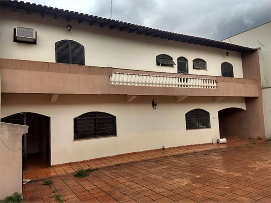 Casa - Londrina - PR - Residencial,Comercial - Rua Deputado Nilson Ribas, 1305, Jardim Champagnat, Londrina, PR, 86062090. Casa, Padrão, Ocupado, 1 vaga(s) de garagem. Área(s): 450 m² de área terreno, 271,15 m² de área construída. Matrícula(s): 7.182. Cartório: 1º CRI DE LONDRINA. Inscrição da Prefeitura: 03040161304700001.  A ARREMATAÇÃO NÃO CONTEMPLA BENS MÓVEIS, VEÍCULOS E QUAISQUER OBJETOS QUE EVENTUALMENTE APAREÇAM NAS IMAGENS. - leilão extrajudicial - Não informado BR - lance mínimo R$ 760.000