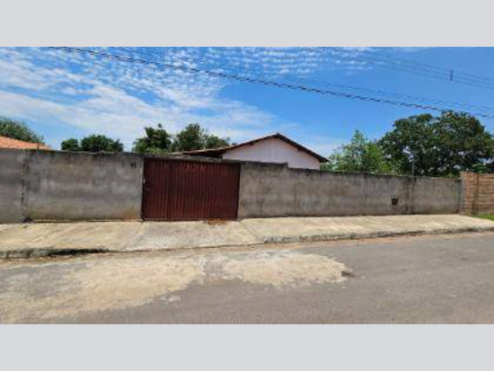 Casa - Urucuia - MG - Residencial,Comercial - Avenida Oscar Caetano Gomes, 75, Centro, Urucuia, MG, 38649000. Casa, Padrão, Ocupado, 1 vaga(s) de garagem. Área(s): 533,8 m² de área terreno, 138,15 m² de área construída. Matrícula(s): 5.654. Cartório: CRI DE ARINOS. Inscrição da Prefeitura: 529 001 004 000031 000013 0529. A ARREMATAÇÃO NÃO CONTEMPLA BENS MÓVEIS, VEÍCULOS E QUAISQUER OBJETOS QUE EVENTUALMENTE APAREÇAM NAS IMAGENS. - Não informado BR - lance mínimo R$ 154.000