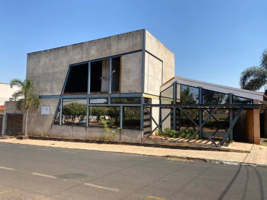 Casa - José Bonifácio - SP - Residencial,Comercial - Avenida São João, 794, Centro, José Bonifácio, SP, 15200000. Casa, Padrão, Desocupado, 2 vaga(s) de garagem. Área(s): 475 m² de área terreno, 401,93 m² de área construída. Matrícula(s): 25.377. Cartório: CRI DE JOSÉ BONIFÁCIO. Inscrição da Prefeitura: 01010400250001.  A ARREMATAÇÃO NÃO CONTEMPLA BENS MÓVEIS, VEÍCULOS E QUAISQUER OBJETOS QUE EVENTUALMENTE APAREÇAM NAS IMAGENS. - leilão extrajudicial - Não informado BR - lance mínimo R$ 1.090.000