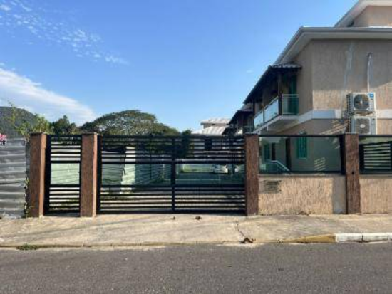 Leilão de Casa - Maricá - RJ - Comercial,Residencial - Rua Manacá, 245, Casa 104, Condominio Residencial Manoel Campos, Condado De Maricá, Maricá, RJ, 24905310. Casa, Em condomínio, Ocupado. Área(s): 83,51 m² de área construída, 83,51 m² de área privativa. Matrícula(s): 119.771. Cartório: 2° CRI DE MARICÁ. Inscrição da Prefeitura: 157502.  A ARREMATAÇÃO NÃO CONTEMPLA BENS MÓVEIS, VEÍCULOS E QUAISQUER OBJETOS QUE EVENTUALMENTE APAREÇAM NAS IMAGENS. Imóvel em Não informado/BR - Lance Inicial R$ 296.400 - Extrajudicial