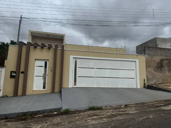 Leilão de Casa - Barra do Garças - MT - Comercial,Residencial - Rua Campinas, 151, Jardim São João, Barra Do Garças, MT, 78600286. Casa, Padrão, Desocupado, 1 vaga(s) de garagem. Área(s): 381, 15 m² de área terreno, 201,02 m² de área construída. Matrícula(s): 48.172. Cartório: 1 CRI DE BARRA DO GARÇAS. Inscrição da Prefeitura: 207.035.0011.000-2. A ARREMATAÇÃO NÃO CONTEMPLA BENS MÓVEIS, VEÍCULOS E QUAISQUER OBJETOS QUE EVENTUALMENTE APAREÇAM NAS IMAGENS. Imóvel em Não informado/BR - Lance Inicial R$ 829.000 - Extrajudicial