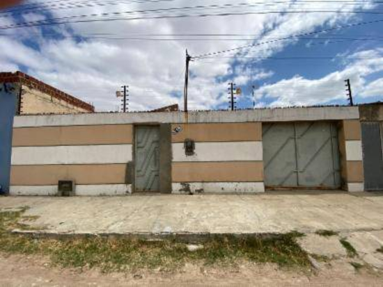 Leilão de Casa - Juazeiro - BA - Comercial,Residencial - Rua Sebastiao Vital, 516, Alto Do Cruzeiro, Juazeiro, BA, 48905233. Casa, Padrão, Ocupado, 1 vaga(s) de garagem. Área(s): 246 m² de área terreno, 140 m² de área construída. Matrícula(s): 29.896. Cartório: 1ª CRI JUAZEIRO. Inscrição da Prefeitura: 16415. A ARREMATAÇÃO NÃO CONTEMPLA BENS MÓVEIS, VEÍCULOS E QUAISQUER OBJETOS QUE EVENTUALMENTE APAREÇAM NAS IMAGENS. Imóvel em Não informado/BR - Lance Inicial R$ 161.120 - Extrajudicial