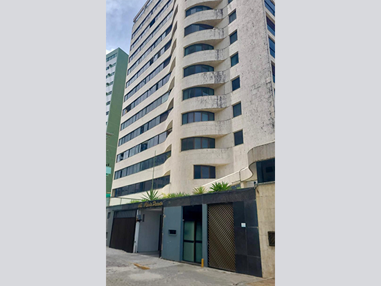 Leilão de Apartamento - Jaboatão Dos Guararapes - PE - Comercial,Residencial - Avenida Senador Sérgio Guerra, 2120, Apartamento 901 Do Edificio Clovis Peixoto, Piedade, Jaboatão Dos Guararapes, PE, 5442019. Apartamento, Padrão, Desocupado, 3 vaga(s) de garagem. Área(s): 301,86 m² de área construída, 301,86 m² de área privativa, 94,67 m² de área comum. Matrícula(s): 47.439. Cartório: 1º CRI DE GUARARAPES. Inscrição da Prefeitura: 1.3080.205.02.0205.0009.3. A ARREMATAÇÃO NÃO CONTEMPLA BENS MÓVEIS, VEÍCULOS E QUAISQUER OBJETOS QUE EVENTUALMENTE APAREÇAM NAS IMAGENS. Imóvel em Não informado/BR - Lance Inicial R$ 1.339.200 - Extrajudicial