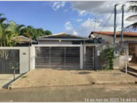 Casa - Formosa - GO - Residencial,Comercial - Avenida 01, 271, Loteamento Parque Das Laranjeiras, Parque Das Laranjeiras, Formosa, GO, 73800000. Casa, Padrão, Ocupado, 1 vaga (s) de garagem. Área(s): 240 m² de área terreno, 119,9 m² de área construída. Matrícula(s): 46.434. Cartório: 1º CRI DE FORMOSA. Inscrição da Prefeitura: 1.406.00006.0P/11.695.  A ARREMATAÇÃO NÃO CONTEMPLA BENS MÓVEIS, VEÍCULOS E QUAISQUER OBJETOS QUE EVENTUALMENTE APAREÇAM NAS IMAGENS. - leilão extrajudicial - Não informado BR - lance mínimo R$ 273.600