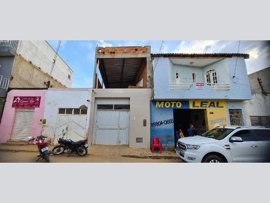 Casa - Irecê - BA - Comercial,Residencial - Av Guararapes, 474, São José, Irecê, BA, 44900000. Casa, Padrão, Desocupado, 1 vaga(s) de garagem. Área(s): 96,81 m² de área terreno, 193,62 m² de área construída. Matrícula(s): 25.359. Cartório: 1° CRI DE IRECÊ. Inscrição da Prefeitura: 01.03.127.0051. 001.  A ARREMATAÇÃO NÃO CONTEMPLA BENS MÓVEIS, VEÍCULOS E QUAISQUER OBJETOS QUE EVENTUALMENTE APAREÇAM NAS IMAGENS. - leilão extrajudicial - Não informado BR - lance mínimo R$ 411.000