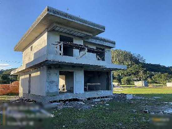 Terreno com benfeitorias em construção - Florianópolis - SC - Residencial - Florianópolis/SC. Bairro Vargem Grande. Rua das Goiabas, sn (Área 17). Condomínio Vilaporé I. Terreno com área privativa de 432,05m². Matrícula 150.907 do 2º RI local. - Não informado BR - lance mínimo R$ 1.051.585