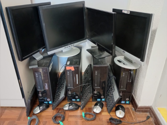 Lote contendo Sucatas de 8 Computadores de Mesa