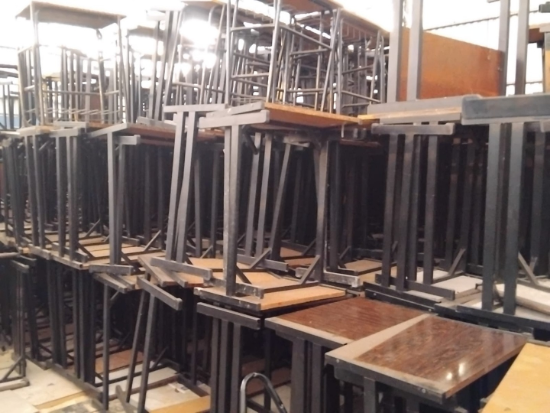 Lote contendo aproximadamente 300 sucatas de Classes de Sala de Aula para Estudantes.