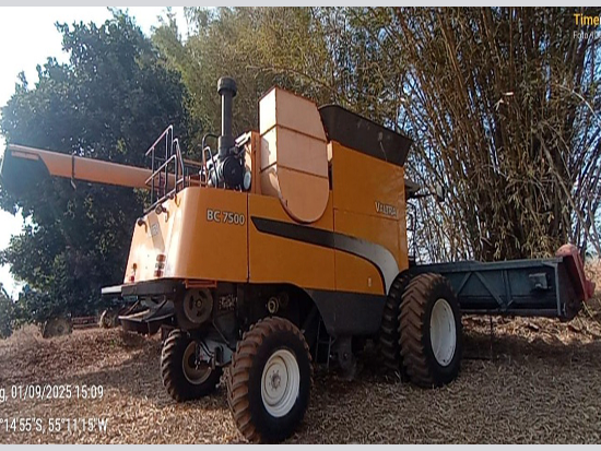 Colheitadeira Valtra BC 7500 com Plataforma de Corte