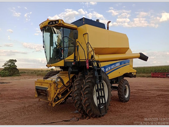 Colheitadeira New Holland TC5.90 com Plataforma de Corte New Holland