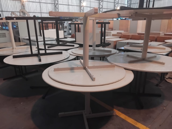 Lote contendo 20 sucatas de Mesas Redondas, sem marca, modelo Redonda.