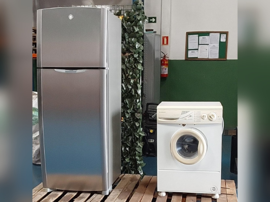 Lote contendo sucata de geladeira Smart Fresh, modelo 410, 220V, e lavadora Continental 220V.