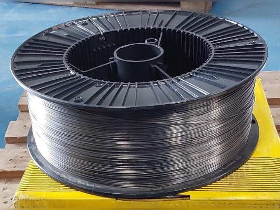 Lote contendo 5 caixas de rolo de soldagem ESAB, diâmetro 1,2 mm.