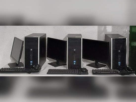 Lote contendo sucata de 3 conjuntos de CPUs HP i5 e monitores HP de 19", acompanhados de cabos, teclados e mouses.