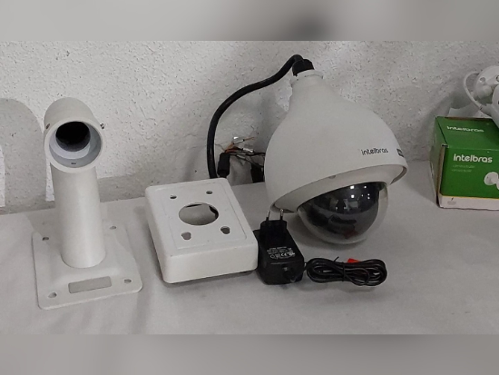 Lote contendo 3 câmeras de segurança Intelbras, de diversas marcas e modelos.