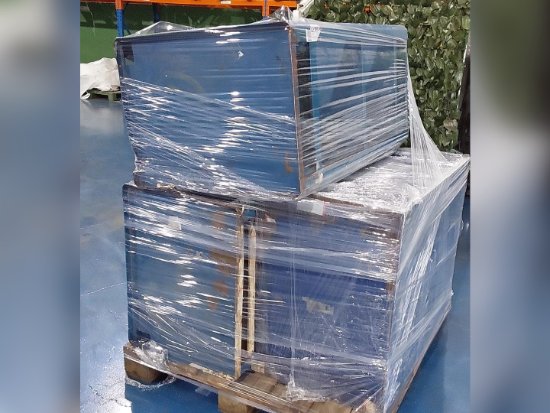 Lote contendo sucata de 3 racks/carros industriais com rodas.