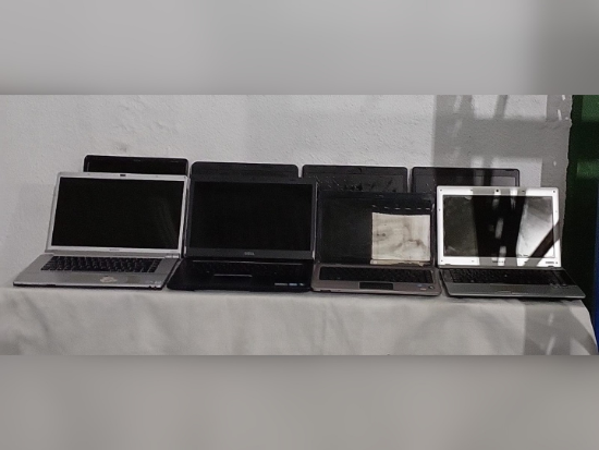 Lote contendo sucata de 8 notebooks modelos i7, i5 e i3, para retirada de peças ou conserto, alguns provenientes de enchente.