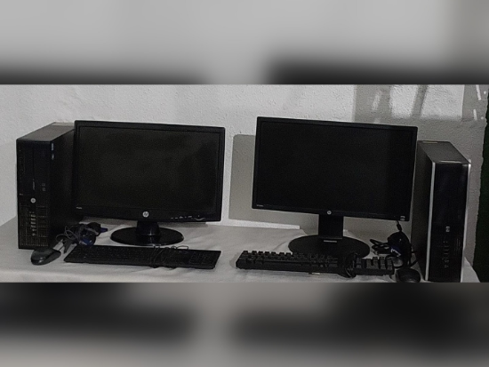 Lote contendo sucata de 2 conjuntos de CPUs HP i3, com monitores, teclados, cabos e mouses.