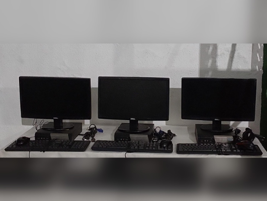 Lote contendo sucata de 3 conjuntos de mini CPUs Bematech, monitores Dell, teclados, mouses e cabos.