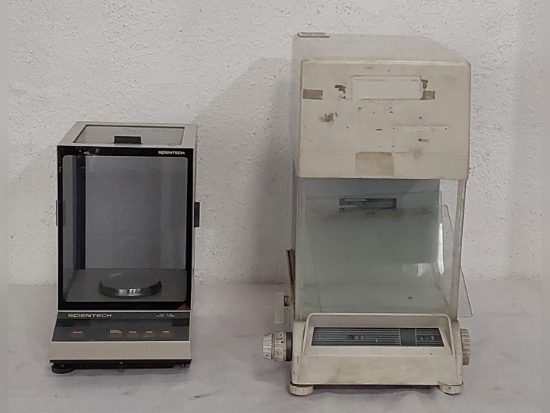 Lote contendo 2 balanças de laboratório.