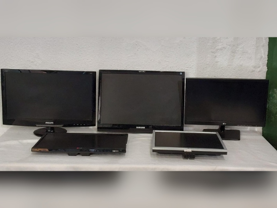 Lote contendo 5 monitores das marcas LG, Samsung e Philips.