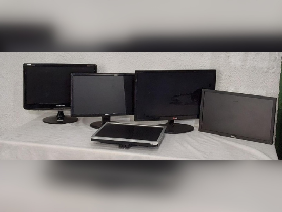 Lote contendo 5 monitores das marcas Samsung, Dell e LG.
